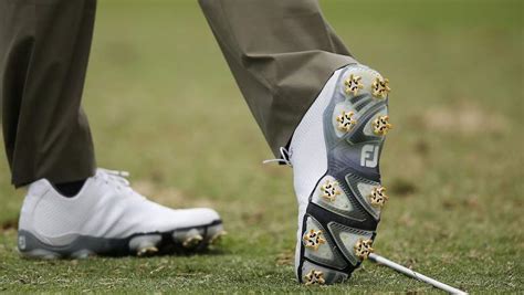 spiked versus spikeless golf shoes